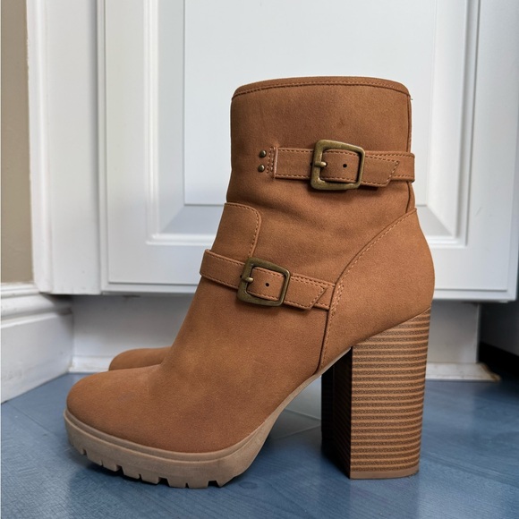 Report Women’s Size 10 Dakota Camel Block Heel Lug Boots with Buckles - Picture 3 of 6